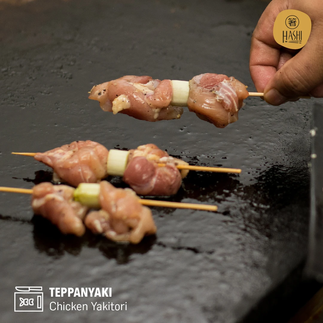 Chicken yakitori preparation with Hashi graphic treatment