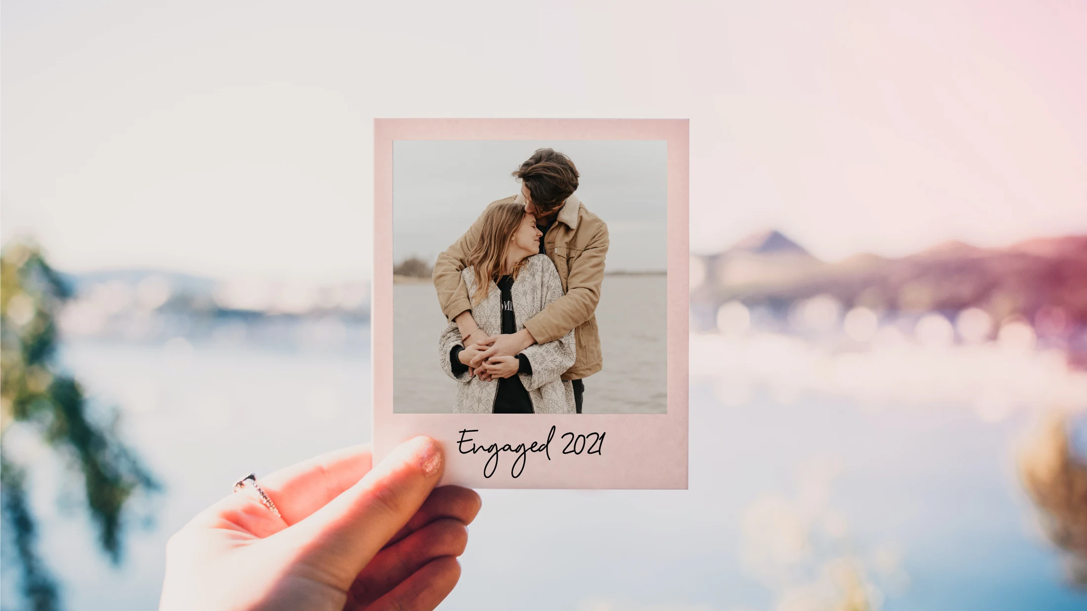 A moment to keep / Instant photography as a travel keepsake.